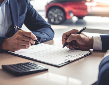 Mehrere Autos verschiedener Marken stehen nebeneinander